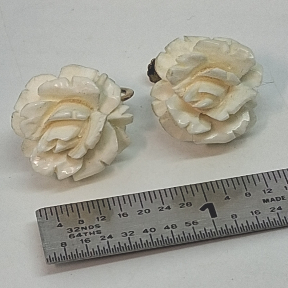 * Vintage Krementz Bone Colored Celluloid? Rose Screwback Earrings - Picture 2 of 4